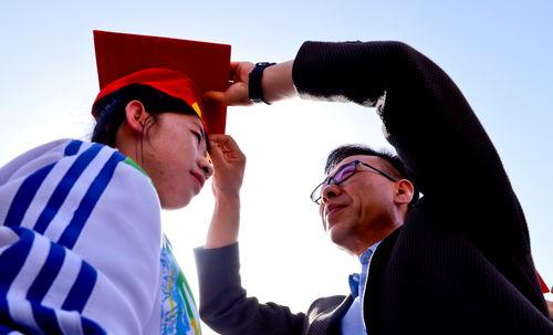 毕业戴成人帽的视频,青春足迹，帽下新篇章