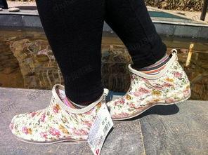 穿白色雨鞋成人过程视频,见证成长与蜕变