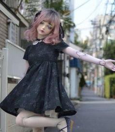 真人打扮成人偶装箱视频,揭秘装箱视频中的奇幻变身过程